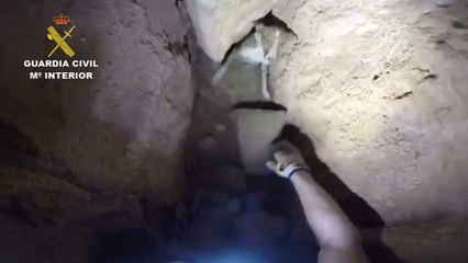 Guardia Civil rescata a un perro atrapado en una cueva