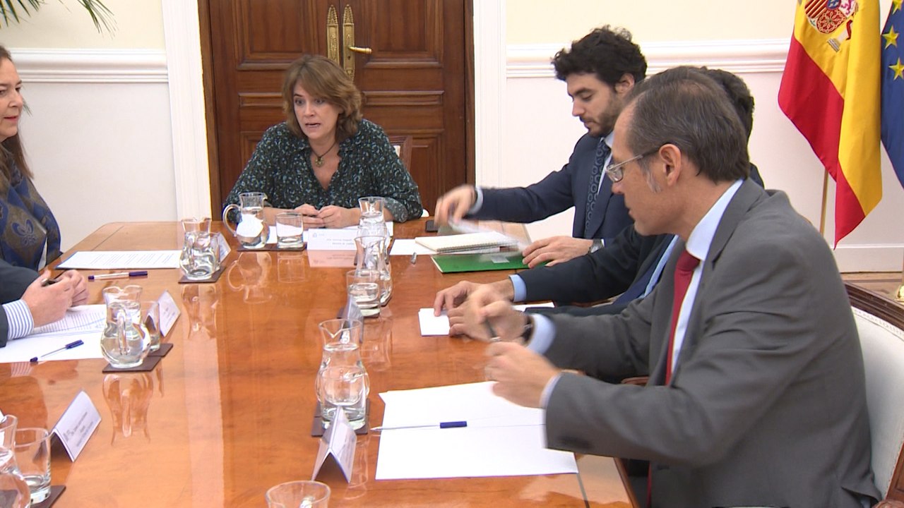 Delgado se reúne con la AVT