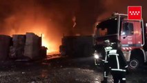 Los bomberos controlan el incendio de un almacén de reciclaje en Alcorcón