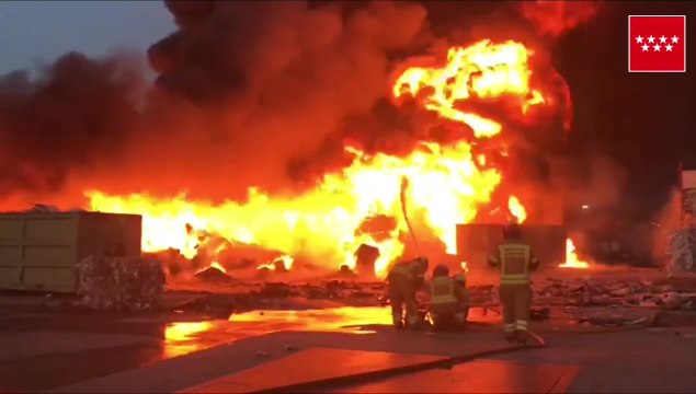 Aparatoso incendio en una nave de reciclaje en Alcorcón
