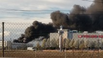 Aparatoso incendio en una nave de Alcorcón (Madrid)