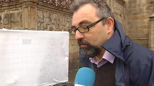 Pintadas contra la Iglesia, la Monarquía y Vox dañan la fachada de la Catedral de Santiago