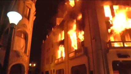 Arde un edificio histórico en el centro de Lima