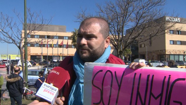 Decenas de personas protestan frente a un acto de Vox