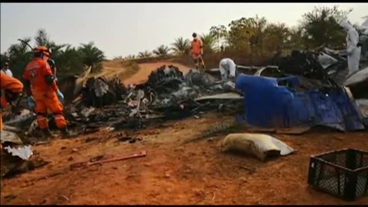 Mueren catorce personas al estrellarse una avioneta en Colombia