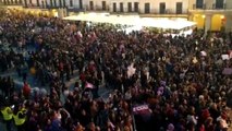 Miles de personas acuden a la manifestación feminista de Cáceres