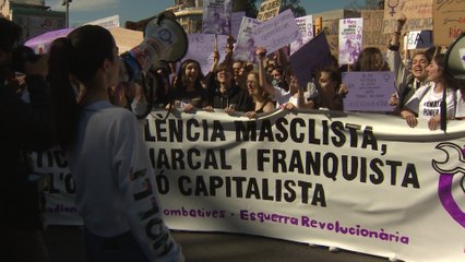 Скачать видео: Miles de estudiantes llenan el centro de Barcelona