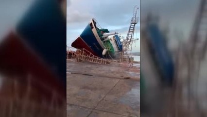 Se desploma un pesquero cuando lo estaban reparando