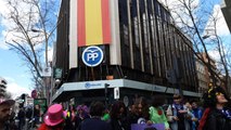 Un grupo de feministas se manifiesta frente a la sede del PP en Madrid