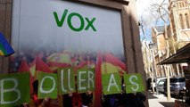 Un grupo de feministas pinta la caravana de Hazte Oír frente a la sede de Vox en Madrid