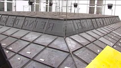 Comienzas los trabajos para retirar la vidriera franquista de María Pita