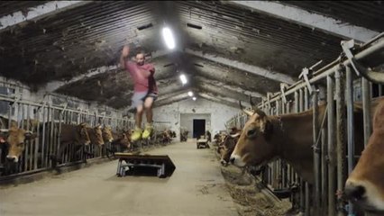 Un ganadero convierte su vaquería en una pista de patinaje