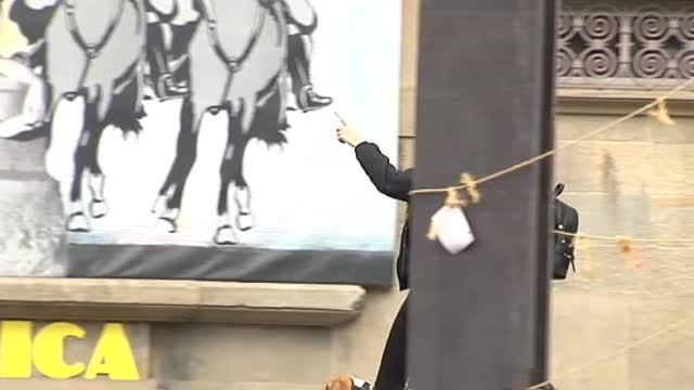 Polémica en Olot por un mural en el que equipara a líderes políticos con 'la Manada'