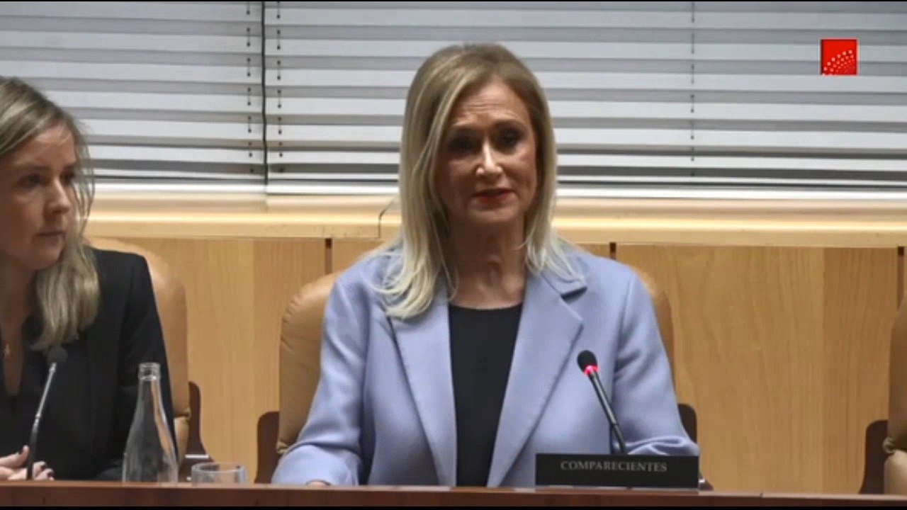Cifuentes se acoge a su derecho de no declarar en la comisión de investigación