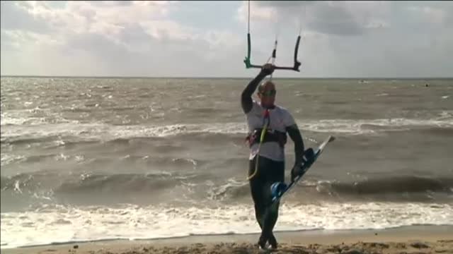 Las dos caras de Libia: competiciones de 'katesurf' en sus trágicas costas y combates descarnados en el interior