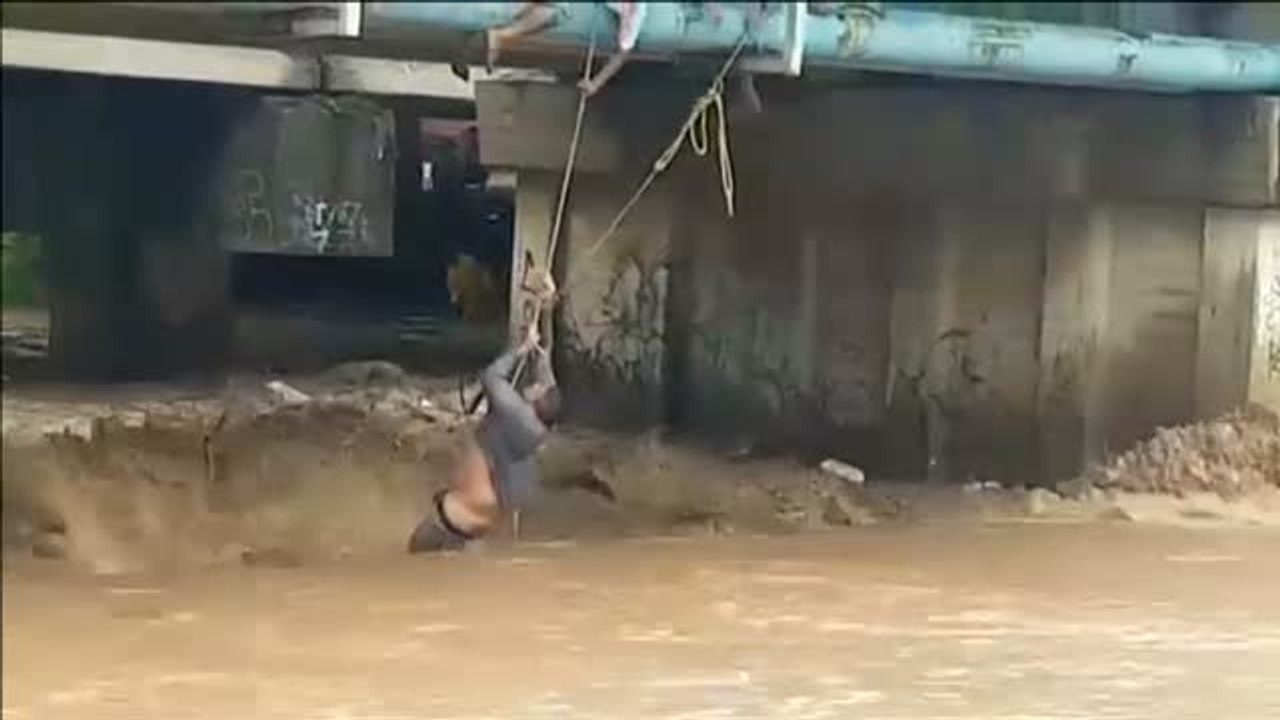 Espectacular rescate a un hombre que estaba siendo arrastrado por la corriente de un arroyo en México
