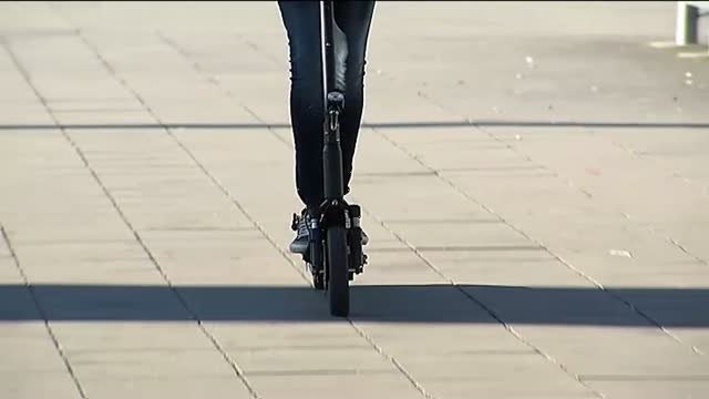 La conductora de un patinete eléctrico fallece tras ser arrollada por un camión en Sabadell