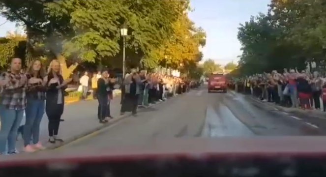 Cadena humana en Campillos para despedir a los militares de la UME entre ovaciones