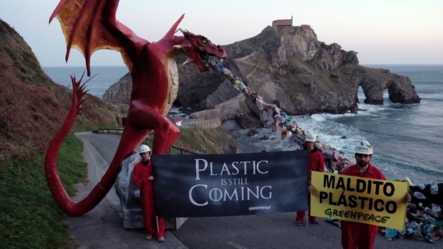 Greenpeace instala un dragón para denunciar los vertidos de plástico al mar