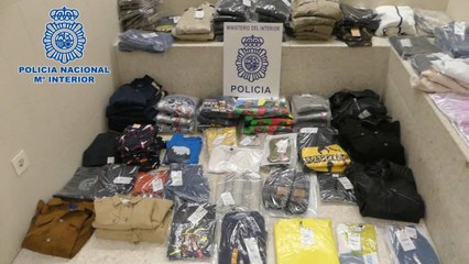 Policía detiene a dos personas por sustraer ropa de diversas marcas