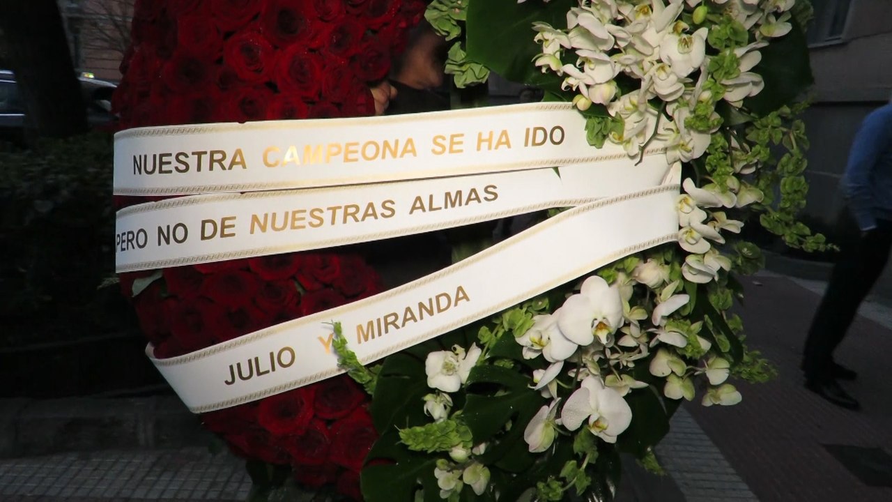 Multitud de rostros conocidos despiden a Mercedes Junco