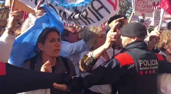 Un cordón policial impide la entrada de médicos al Parlament