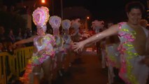 La cabalgata anunciadora de Santa Cruz de Tenerife da comienzo a sus reconocidos carnavales