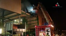 Bomberos trabajan en extinción de incendio en fábrica de biomamasa