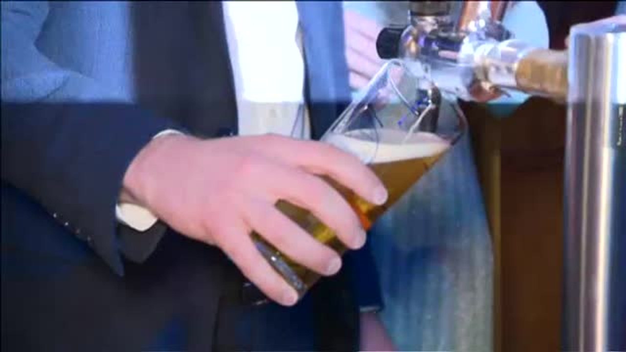 Los duques de Cambridge se atreven a tirar cerveza