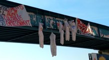 Muñecos de líderes políticos aparecen en un puente de Lleida
