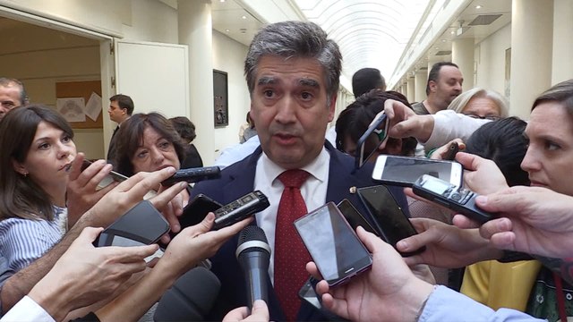 Cosidó defiende con su tesis en la mano que está publicada