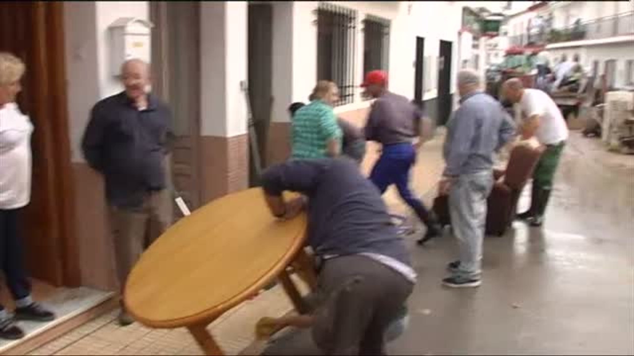 Los pueblos afectados por las lluvias en Málaga limpian sin cesar el barro con la ayuda de voluntarios