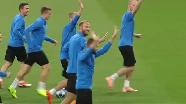 Los jugadores del Viktoria Plzen inmortalizan la primera vez que pisan el césped del Santiago Bernabéu