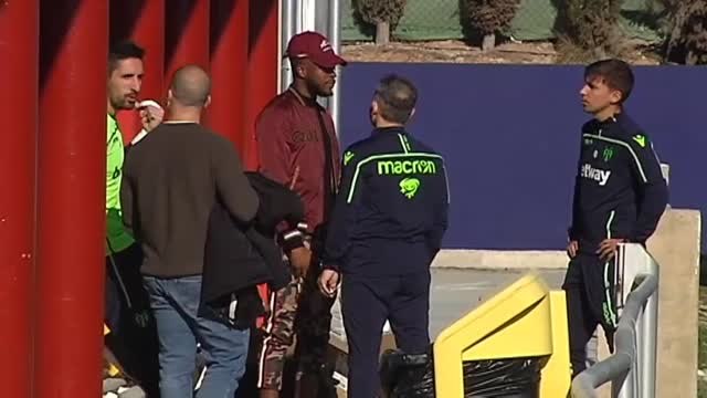Doukouré recibe el ánimo de sus compañeros tras su lesión