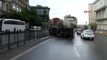BEYOĞLU'NDA BARİYERLERE ÇARPAN KAMYONET DEVRİLDİ