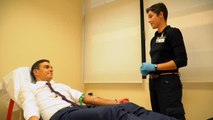 Pedro Sánchez dona sangre en el Centro de Transfusión de las Fuerzas Armadas