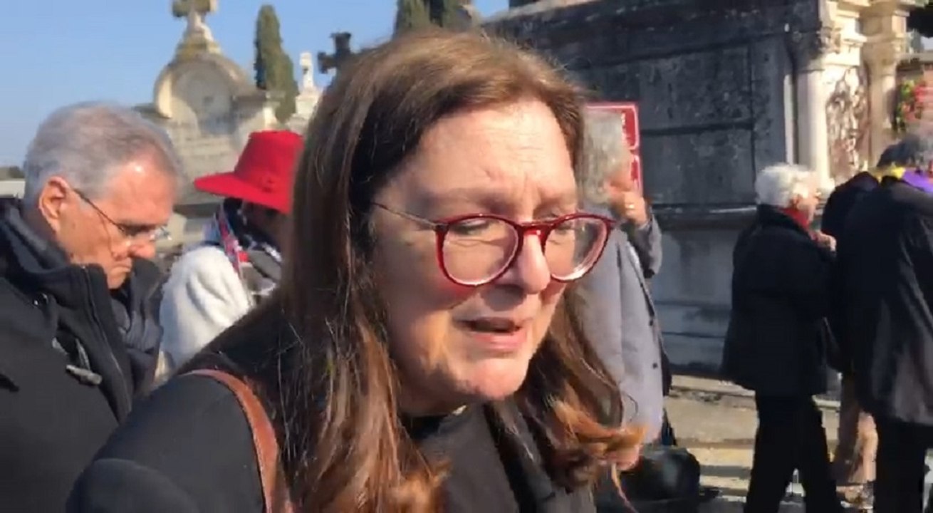 Visitantes acompañan a Sánchez en la visita a la tumba de Azaña en Montauban