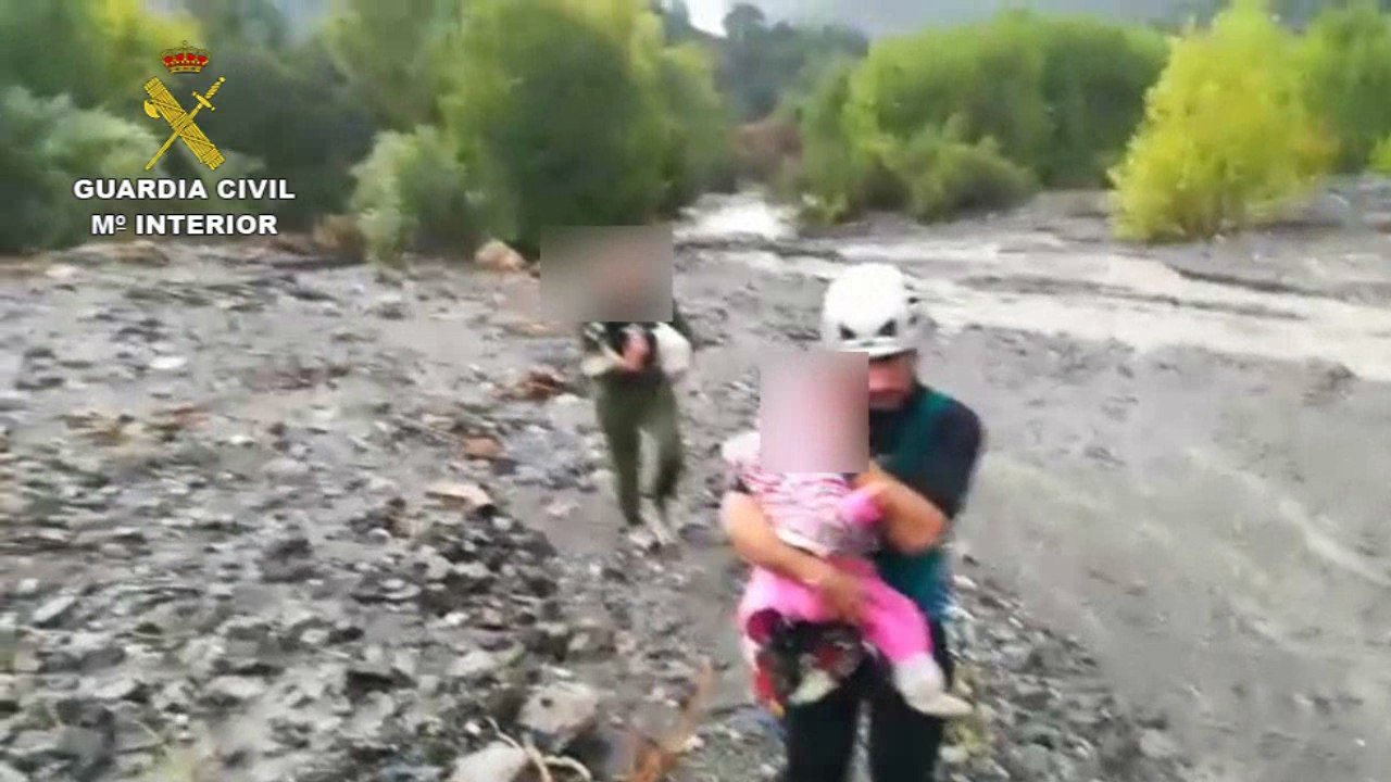 Guardia Civil rescata a vecinos de Málaga de la sinundaciones en helicóptero