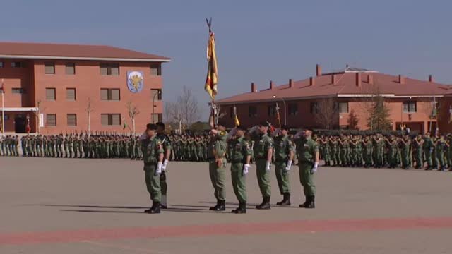 La reina Letizia entrega la bandera de España al regimiento Nápoles de Paracaidistas