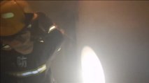Una mujer atrapada por las llamas es rescatada por los bomberos en China