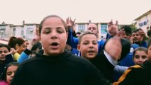 Un grupo de niños saca el lado más humano de las Tres Mil viviendas