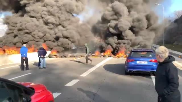 Altercados entre los manifestantes y los Mossos durante la jornada de huelga general en Cataluña