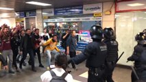 Tensión entre manifestantes y mossos d'Esquadra