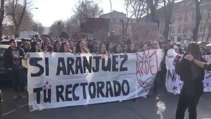 Cánticos del alumnado al rector de la universidad