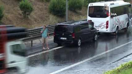 Hasdal'da biriken yağmur suları nedeniyle araçlar mahsur kaldı
