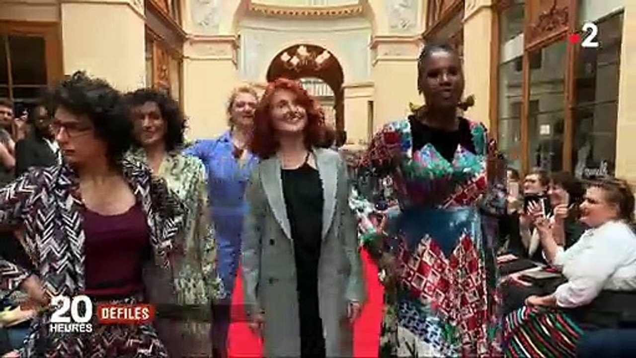 Ces femmes stars et anonymes de plus de 50 ans qui défilent pour montrer qu'elles existent encore !