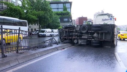 Sağanak nedeniyle trafik kazaları meydana geldi - İSTANBUL