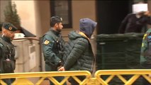 La Guardia Civil lleva al registro a uno de los detenidos por el asesinato del concejal de Llanes