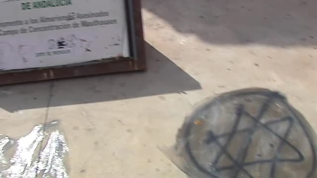 Aparecen pintadas con simbología nazi en el monumento almeriense a las víctimas de Mauthausen