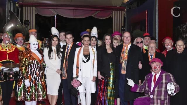 PHOTOS. Pauline Ducruet, émue, félicitée par sa mère Stéphanie de Monaco et sa cousine Charlotte Casiraghi après son premier défilé